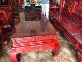 Mặt bàn có kính của bộ bàn ghế Tần Thủy Hoàng 6 món gỗ hương huyết Nam Phi tay cột 12