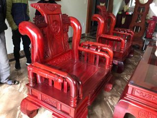 Các chi tiết của bộ bàn ghế Tần Thủy Hoàng 6 món gỗ hương huyết Nam Phi tay cột 12 được chạm trổ tinh xảo