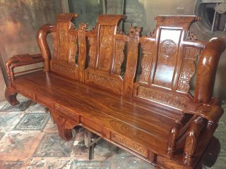 Ghế dài trong bộ bàn ghế gỗ hương vân tay cột 14 bộ 6 món Tần Thủy Hoàng