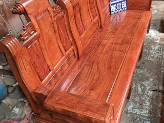 Bộ bàn ghế Âu Á tay hộp chương cuốn thư 6 món gỗ hương đá (Anh Hoàng, Yên Bái)