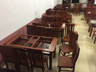 Bộ bàn 2 tầng 6 ghế ăn gỗ xoan hàng đặt của Nhà hàng Hương Rừng (Hà Giang)