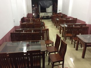 Bộ bàn 2 tầng 6 ghế ăn gỗ xoan hàng đặt của Nhà hàng Hương Rừng (Hà Giang)