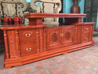 Kệ tivi vát dài 1m8 gỗ hương đá (hàng đặt theo kích thước phòng khách nhà Chú Thượng, Hà Nội)
