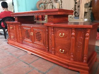 Kệ tivi vát dài 1m8 gỗ hương đá (hàng đặt theo kích thước phòng khách nhà Chú Thượng, Hà Nội)