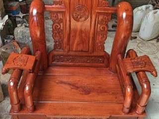 Bộ bàn ghế Tần Thủy Hoàng tay cột 12 gỗ hương đá (Anh Sáng, Phú Yên)