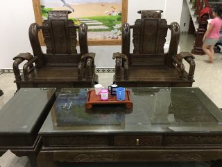 Bộ bàn ghế Tần Thủy Hoàng tay cột 14 gỗ mun đuôi công (Chú Thiệp, Thanh Hóa)