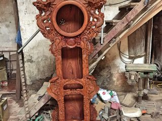 Đồng hồ cây gỗ hương vân mẫu đục nghê đỉnh 210x80cm (Anh Hiếu, Bắc Giang)