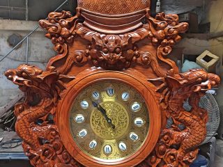 Đồng hồ cây gỗ hương vân mẫu đục nghê đỉnh 210x80cm (Anh Hiếu, Bắc Giang)