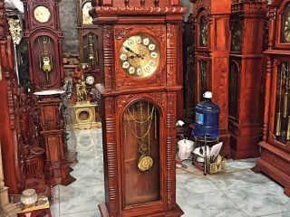 Đồng hồ cây mẫu tứ trụ 180x60cm gỗ hương vân phun PU cánh gián (Chú Linh, Hà Nội)