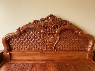 Giường ngủ 1m8x2m mẫu chim chích hoa hồng đục tay gỗ hương đá