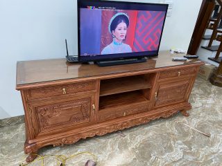 Kệ tivi 1m8 mẫu Hoàng Gia trơn gỗ hương đá (Anh Quyết, Nghệ An)