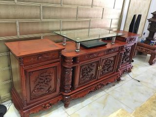 Kệ tivi cột nho con sóc gỗ hương đỏ Lào đục tứ quý cực đẹp (Anh Tài, Lạng Sơn)