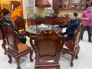 Bộ bàn ăn tròn nguyên khối gỗ gõ đỏ 8 ghế hoa lá tây (Bác Dương, Lạng Sơn)
