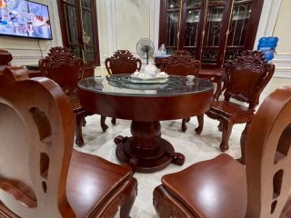 Bộ bàn ăn tròn nguyên khối gỗ gõ đỏ 8 ghế hoa lá tây (Bác Dương, Lạng Sơn)