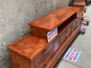 Kệ tivi sofa trơn 2m4 gỗ hương đá chọn vân (Anh Phụng, Phú Yên)