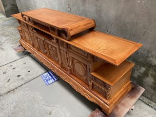 Kệ tivi hàm ếch 2m4 gỗ gõ đỏ cánh đục đồng tiền (Bác Vạn, Hải Dương)