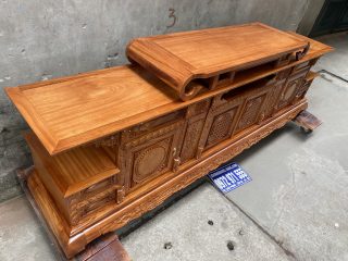 Kệ tivi hàm ếch 2m4 gỗ gõ đỏ cánh đục đồng tiền (Bác Vạn, Hải Dương)