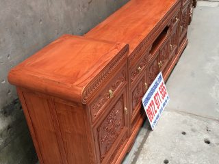 Kệ tivi 2m2 mõ lõm gỗ hương đá 6 cánh đục tứ quý (Anh Vương, Hà Tĩnh)