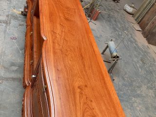 Kệ tivi louis 2m2 gỗ hương đá đục hoa lá tây (Anh Tráng, Lào Cai)