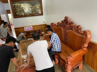 Bộ bàn ghế phòng khách Hoàng Gia nguyên khối gỗ hương đá (Chú Hưng, Hải Phòng)