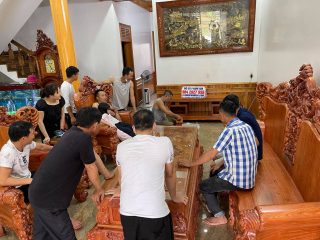 Bộ bàn ghế phòng khách Hoàng Gia nguyên khối gỗ hương đá (Chú Hưng, Hải Phòng)