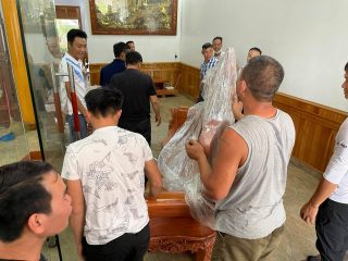 Bộ bàn ghế phòng khách Hoàng Gia nguyên khối gỗ hương đá (Chú Hưng, Hải Phòng)