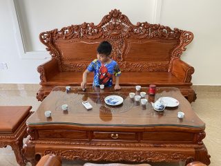 Ghế dài bộ hoàng gia được kê tại phòng khách nhà Anh Tú