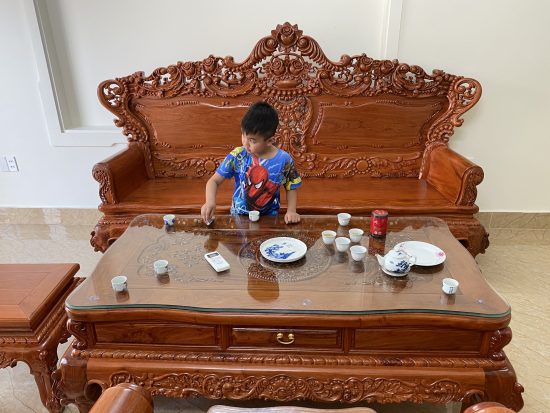 Ghế dài bộ hoàng gia được kê tại phòng khách nhà Anh Tú