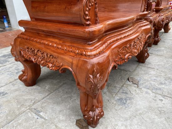 Chân ghế 14 đục mẫu mới nhất năm 2021, yếm liền dày 4cm vén cong đục hoa lá tây