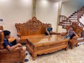 Bộ bàn ghế Hoàng Gia nguyên khối đục hoa lá tây gỗ gõ đỏ (Anh Giang, Hải Phòng)
