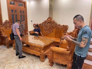 Bộ bàn ghế Hoàng Gia nguyên khối đục hoa lá tây gỗ gõ đỏ (Anh Giang, Hải Phòng)