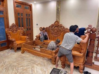 Bộ bàn ghế Hoàng Gia nguyên khối đục hoa lá tây gỗ gõ đỏ (Anh Giang, Hải Phòng)