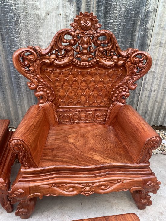 Vách ghế đơn đục trám hoa mai