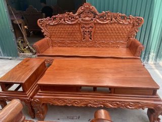 Ghế dài và bàn lớn