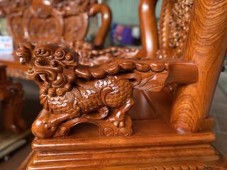 Tay ghế liền nguyên khối đục thủ công