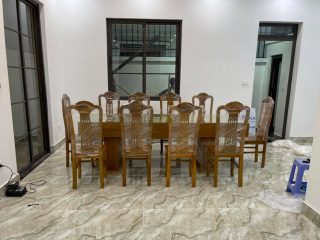 Bàn ăn 10 ghế xẻ quạt gỗ ẩm vàng cao cấp