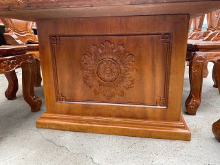 chân bàn nguyên khối dày dặn, chắc chắn