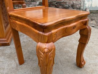 chân ghế đục họa tiết lá tây