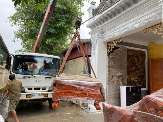 quá trình vận chuyển bộ bàn ghế hoàng gia
