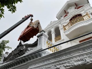 chuyển bàn ghế lên phòng khách tầng 2