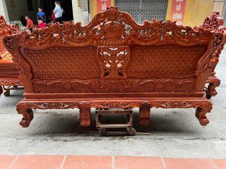 mặt sau của ghế dài hoàng gia đục tay