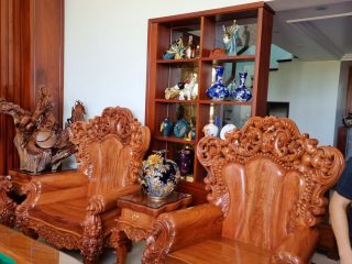 bàn ghế hoàng gia đục họa tiết hoa lá tây