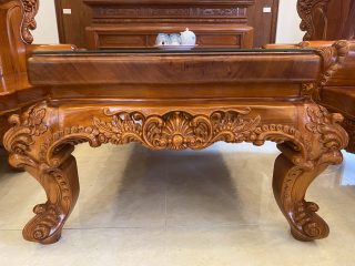 chân bàn cong đục họa tiết hoa lá tây