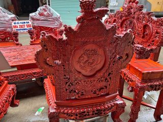 Mặt sau của ghế đơn đục rồng