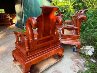 Ghế tựa vách khuôn tranh đẹp mắt