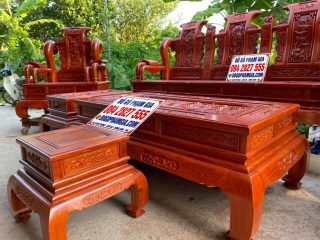 Thiết kế bàn ăn vững chắc với chân cong lớn