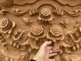 họa tiết đục hoa hồng trên đầu giường