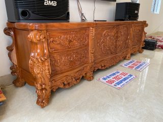 Mẫu kệ tivi nguyên khối phong cách hoàng gia