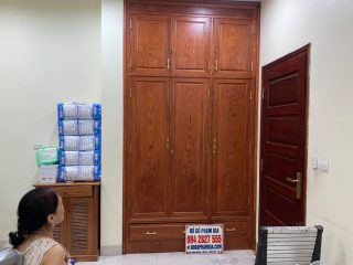 tủ quần áo thiết kế âm tường gỗ hương đá