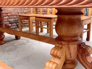 chân bàn dạng trụ độc đáo